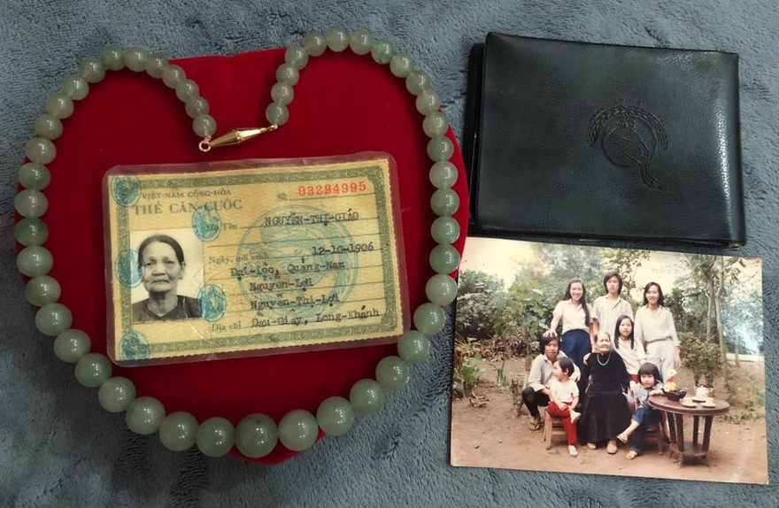 Những kỉ vật mà bà nội để lại trở thành vật bất ly thân của danh hài Hoài Linh.