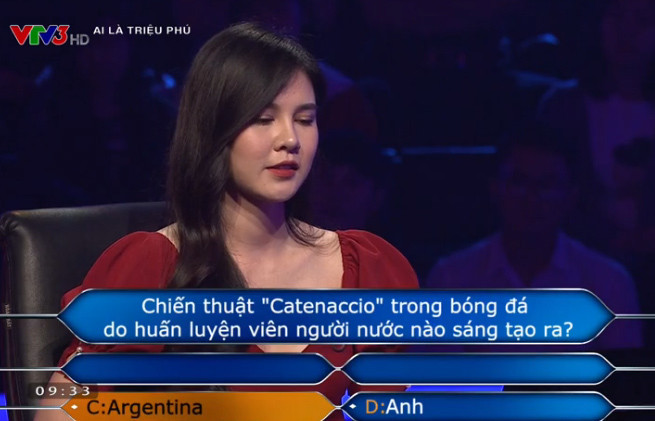 Cần tới sự trợ giúp, BTV Thu Hoài mới vượt qua được câu hỏi liên quan tới lĩnh vực bóng đá.