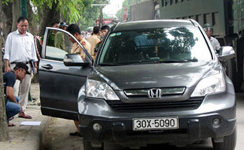 Công an khám nghiệm chiếc xe do anh Thành điều khiển và bị đâm chết ngay trên xe 