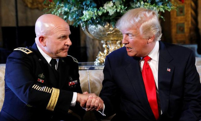 Tổng thống Mỹ Donald Trump bắt tay tướng Herbert Raymond McMaster sau khi khi công bố quyết định bổ nhiệm tân cố vấn an ninh quốc gia Mỹ ở Florida hôm 20/2. Ảnh: Reuters.