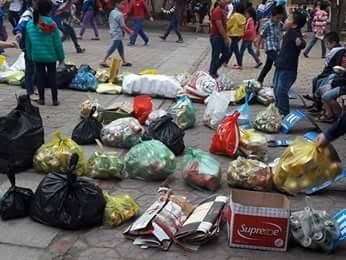 Ngổn ngang phế liệu sân trường.