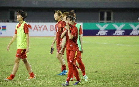 Giọt nước mắt tiếc nuối của các cô gái sau thất bại.