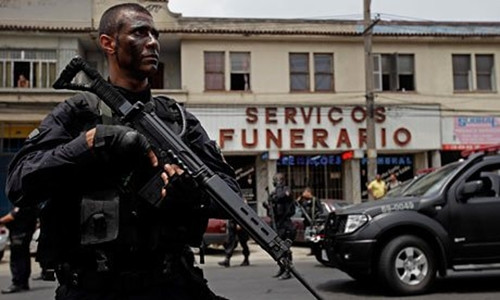 Cảnh sát ở Rio de Janeiro, Brazil. Ảnh: AP.