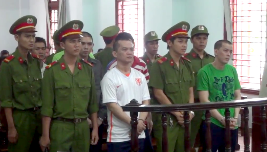 Hiền kháp (áo trắng) tại phiên tòa xét xử