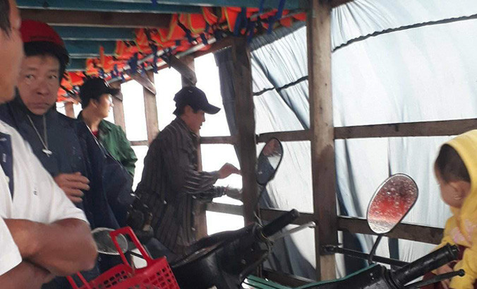 Người dân từ cồn Mỹ Phước sơ tán qua đất liền.