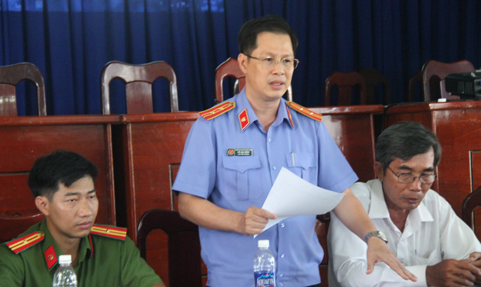 Đại diện 3 cơ quan tố tụng huyện Bình Chánh xin lỗi. ảnh: Tân Châu.