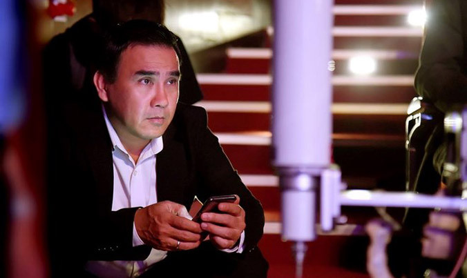 Quyền Linh căng thẳng phía sau hậu trường lễ trao giải. Ảnh: Lữ Đắc Long.