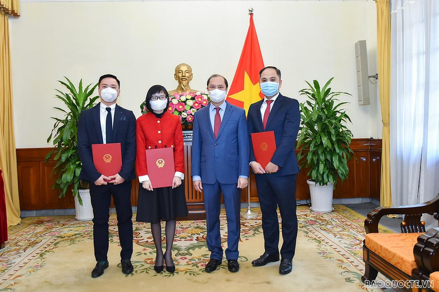 Thứ trưởng Bộ Ngoại giao Nguyễn Quốc Dũng trao quyết định cho các cán bộ được điều động, bổ nhiệm. Ảnh: Báo Chính phủ