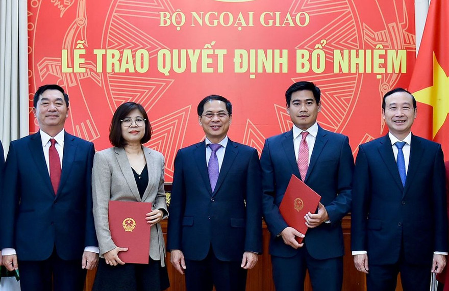 Thứ trưởng Bùi Thanh Sơn trao quyết định và chúc mừng các cán bộ được bổ nhiệm. Ảnh: VGP