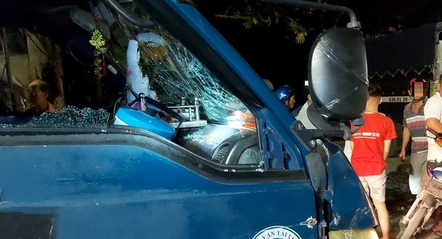 Chiếc xe tải bị đâp phá. Ảnh: DT