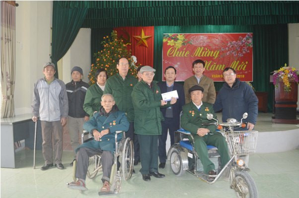 Đại diện Ngân hàng BIDV Chi nhánh Thái Bình và báo Tiền Phong trao quà tết tại Trung Tâm Nuôi dưỡng và Phục hồi chức năng người có công Thái Bình. Ảnh: Kiến Nghĩa 