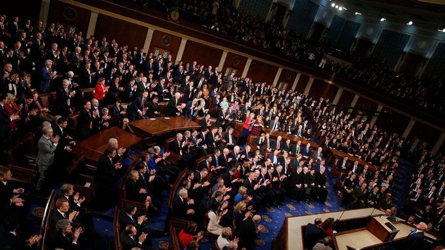 Phản ứng trái ngược của các thành viên đảng Cộng hoà (trái) và đảng Dân chủ khi Tổng thống Mỹ đọc Thông điệp Liên bang. Ảnh: Reuters
