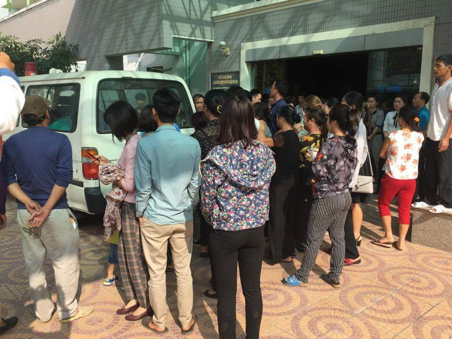 Thi thể nạn nhân được đưa đi khỏi bệnh viện.