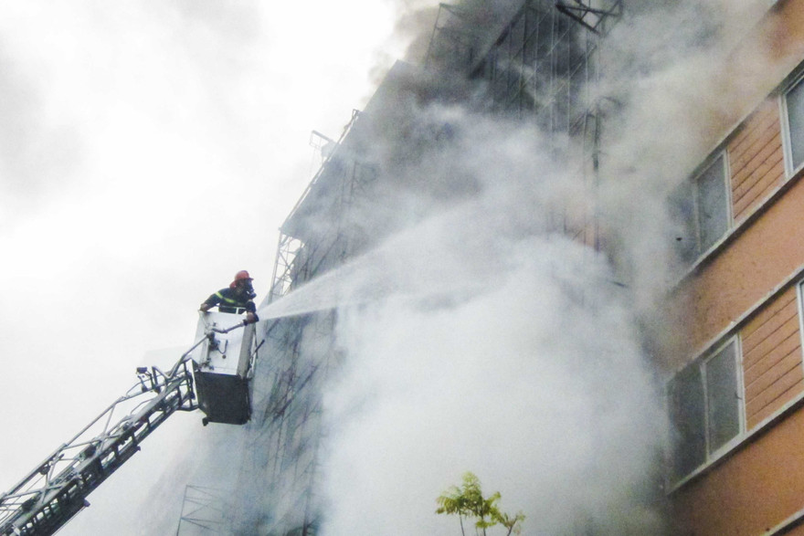 Đám cháy trên phố Trần Thái Tông. Ảnh: Thanh Hà.