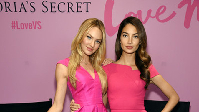 Hai người đẹp của Victoria's Secret - Candice Swanepoel và Lily Aldridge sánh đôi bên nhau trong buổi ra mắt dòng sản phẩm mới dành cho mùa lễ tình nhân năm 2015 tại New York, ngày 5/2.
