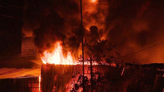 Clip kho hàng 4.000 m2 cháy ngùn ngụt giữa khuya