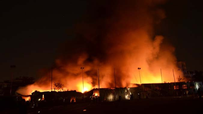 Ngọn lửa bao phủ công ty nội thất.