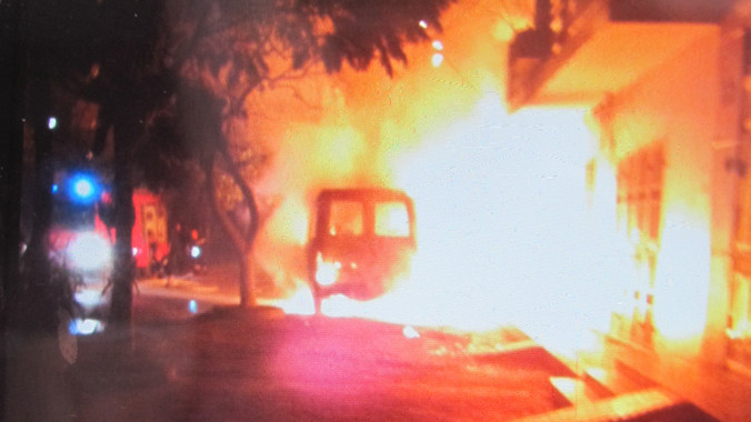 Xe đột nhiên bùng cháy trong đêm. Ảnh: Duy Chiến.