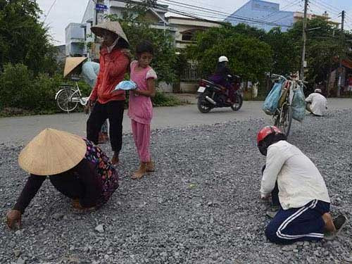 Chiều 12-12, nhiều người vẫn lọ mọ tìm nhặt “vàng”