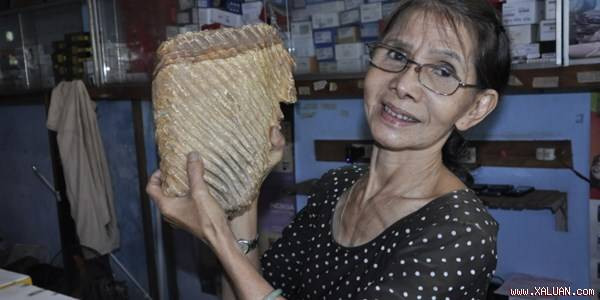 Bà Diễm và hàm răng cổ. Ảnh: Lê Anh