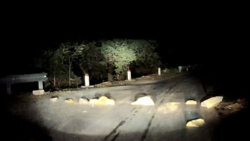 Đá tảng đặt trên mặt đường quốc lộ 4D được camera giám sát hành trình của ôtô ghi lại. Ảnh: Otofun.