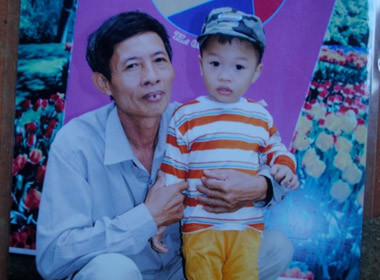 Cả làng ký đơn xin giảm tội ông bố giết con trai để cứu cháu