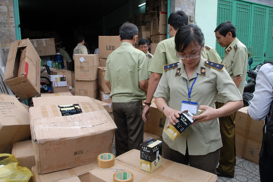 Hàng trăm thùng hàng bị bắt giữ.