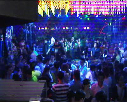 Hàng trăm dân chơi sử dụng ma túy, lắc giật trong quán bar