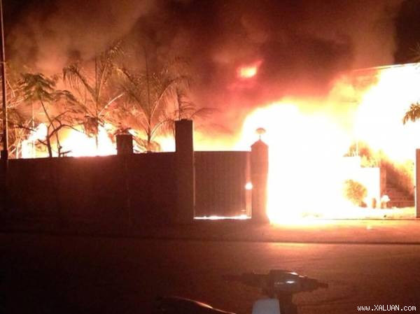 Lửa dữ dội bao trùm khu vực kho (Ảnh: Công an phường Minh Khai, quận Bắc Từ Liêm cung cấp)