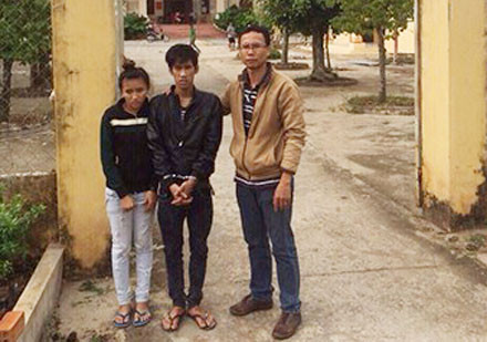 Cường và bạn gái (hai đối tượng từ trái qua) bị bắt trong hành trình bỏ trốn trên xe buýt ở Sóc Trăng.