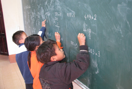 Để đến trường, các em phải mất một tiếng trèo qua mấy quả đồi, vượt qua nhiều con suối. Ảnh: Minh Cương.