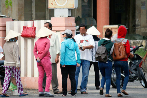 Trước cổng ga Sài Gòn thờiđiểm này lúcnào cũng có hàng chục cò vétàu đứng "chào hàng"