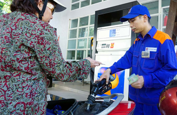 Không nên tăng thuế xăng dầu để bù thất thu do giá dầu thô giảm - Ảnh: D.Đ.Minh 