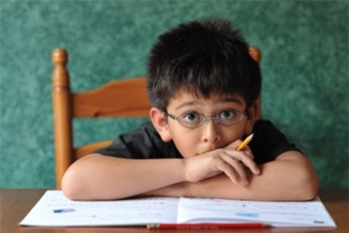 Để dạy con học tốt toán lớp 2, mẹ cần hiểu tại sao con không thích học, học không hiệu quả. Ảnh minh họa