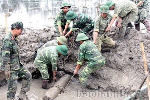 Công ty xử lý bom mìn vật nổ 319 tiến hành đưa quả bom lên mặt đất.