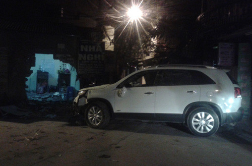 “Xế hộp” 4 chỗ đâm thủng tường nhà văn hóa xóm Hồng