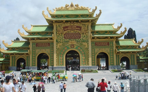 Khu du lịch được đầu tư hơn 6.000 tỷ đồng, rộng gần 700 ha tại thành phố Thủ Dầu Một, tỉnh Bình Dương.