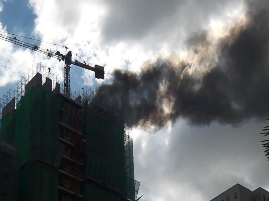 Khu vực chung cư đang xây dựng bốc cháy