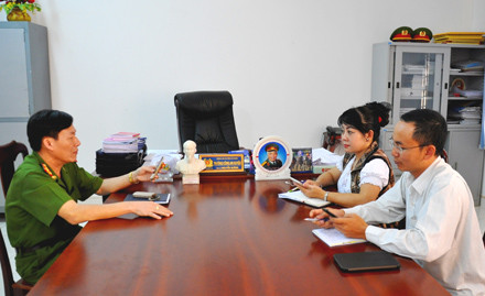 Đại tá Nguyễn Bường làm việc với PV về vụ thiếu tá rơi súng.