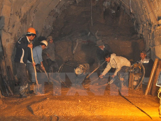 Lực lượng cứu hộ khẩn trương tiến hành công tác cứu hộ trong đường hầm. (Ảnh: Đặng Tuấn/TTXVN) 