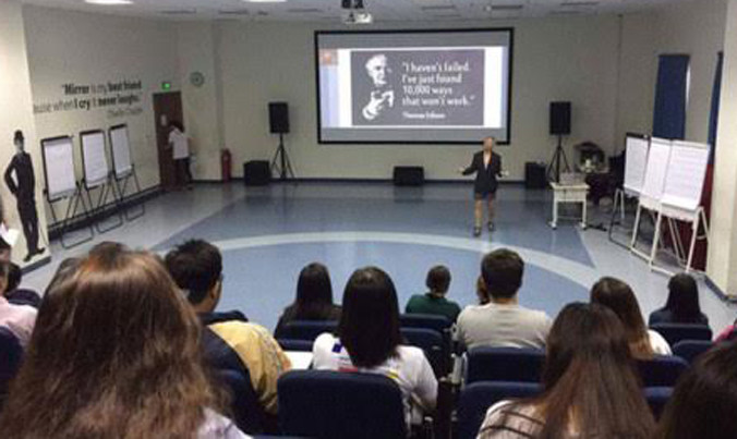 Giáo sư Trương Nguyện Thành và bộ trang phục gây tranh cãi.