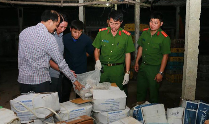 Hơn 2 tấn thực phẩm bốc mùi hôi thối bị lực lượng chức năng phát hiện. 