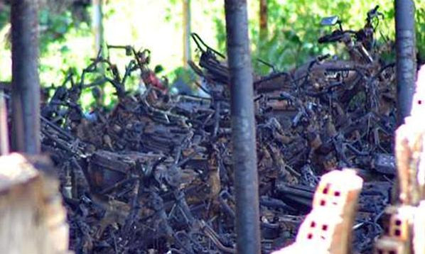 Hiện trường vụ cháy với hàng trăm xe máy bị thiêu rụi.