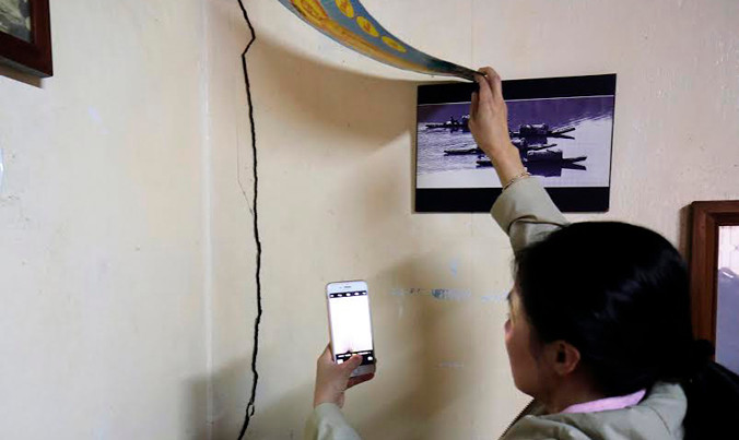 Nhiều căn nhà xuất hiện các vết nứt. 