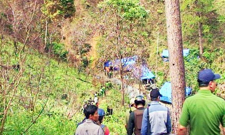 Lực lượng chức năng phát hiện điểm khai thác thiếc trái phép ở Núi Cao.