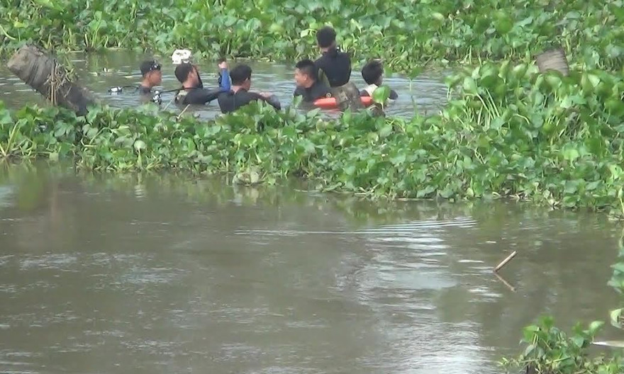 Người nhái tìm kiếm nạn nhân.