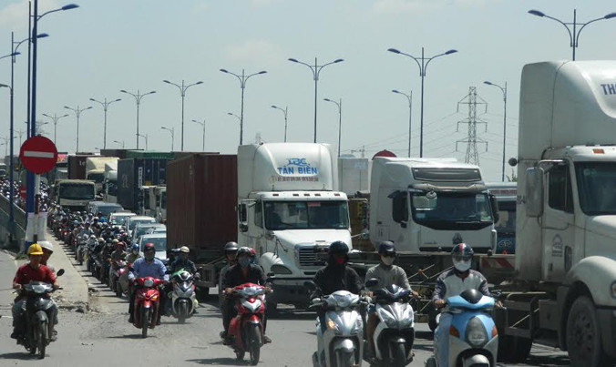 Ô tô nối đuôi lưu thông trên nhánh biên cầu Rạch Chiếc vốn chỉ dành cho xe máy.