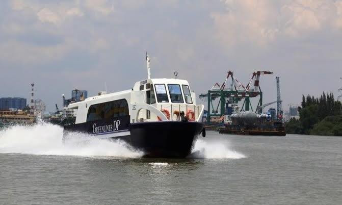 Chuyến tàu cao tốc Greenlines DP C5 chạy thử nghiệm đầu tiên có 50 hành khách thực hiện tuor du lịch ra đảo Cồn Cỏ. ẢNH: L.T.