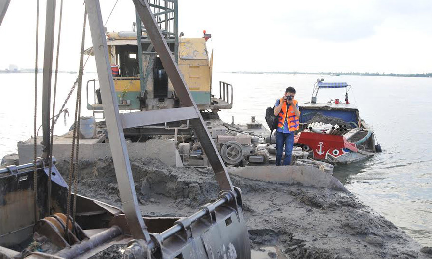 Hiện trường bắt quả tang khai thác cát trái phép.