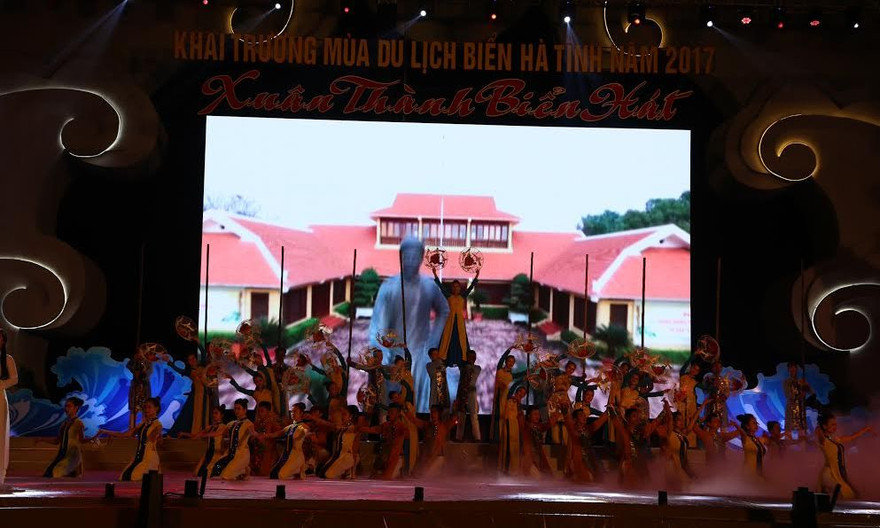 Phó Thủ tướng Vương Đình Huệ đánh trống khai hội du lịch biển Hà Tĩnh 2017